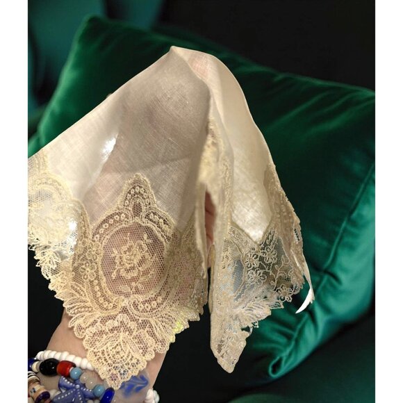 Vintage Linen Handkerchief with Medallion Lace – Bridal or Newborn Keepsake Heir - Picture 4 of 4